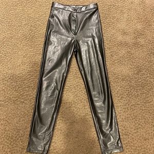 Aritzia Charm pant size - 0, only worn once :) wrinkly from being folded!